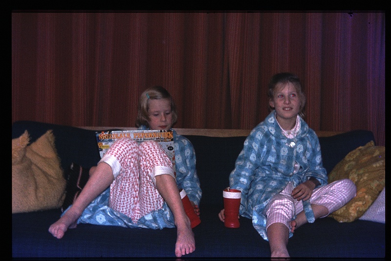 14.Delft dec 1971 Brigitte,Marion.JPG